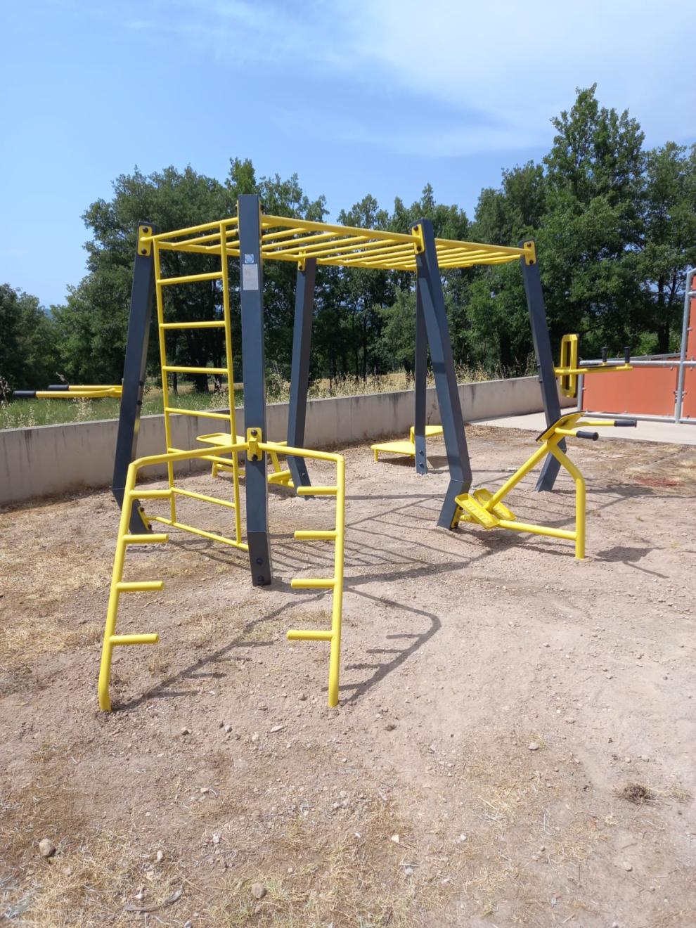 Santa Creu de Jutglar ja té un parc per a practicar esport i una taula com a zona de pícnic al carrer Nou